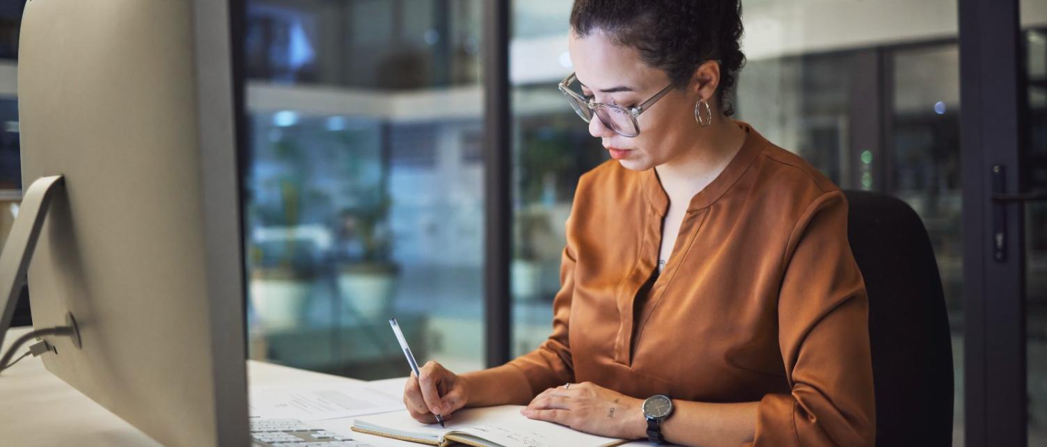 Specialist financiar analizând documente de profitabilitate în biroul modern Navosororano